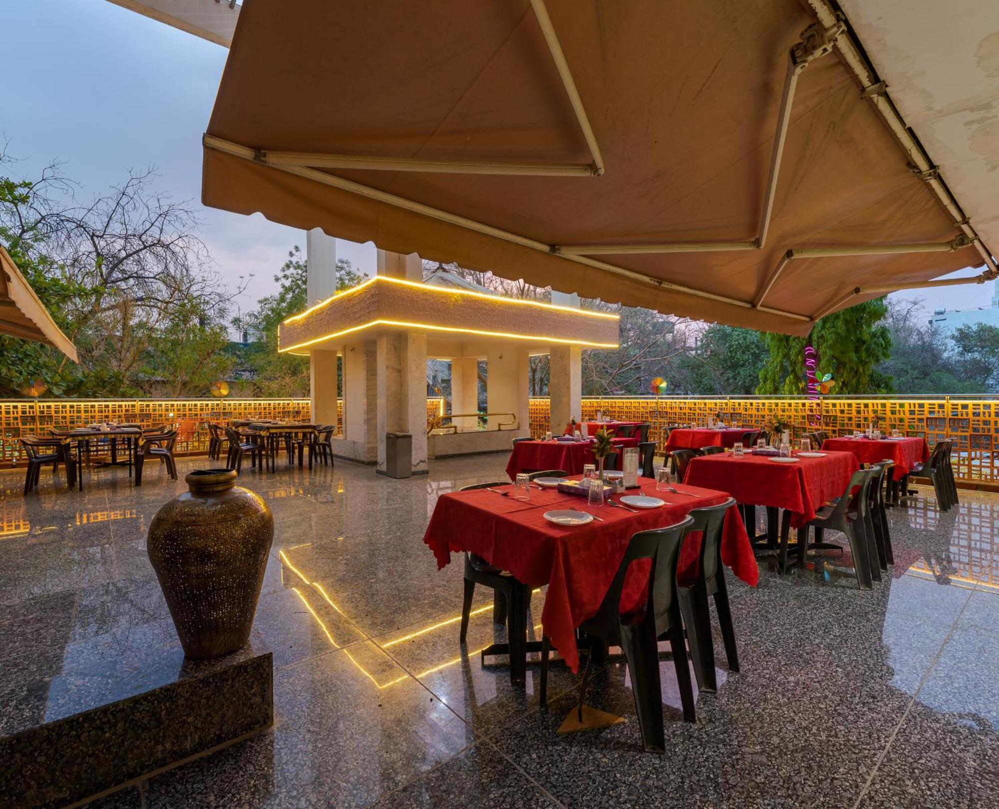 Hotel Surya Executive 3 Star Hotel Solāpur Exterior foto