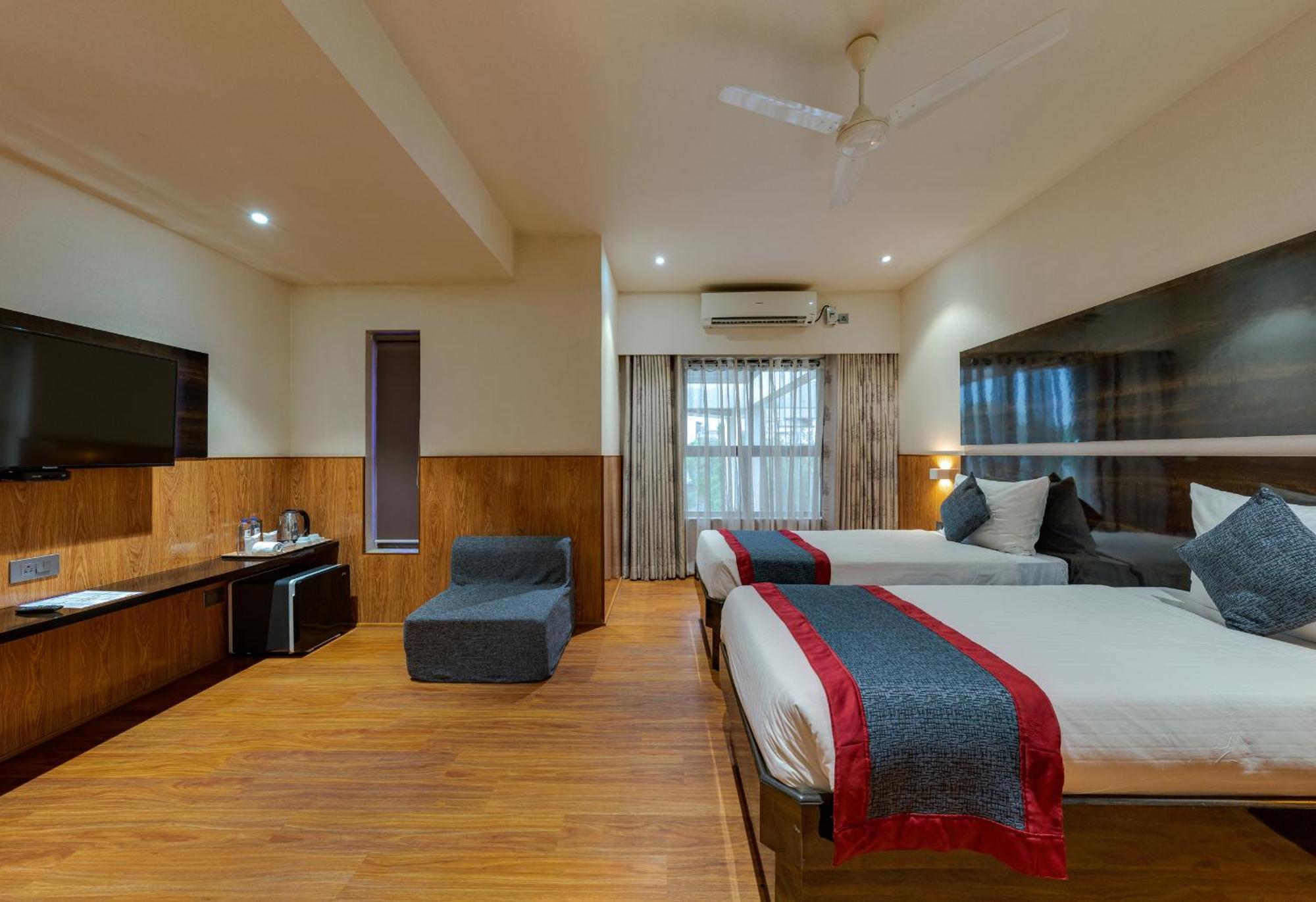 Hotel Surya Executive 3 Star Hotel Solāpur Exterior foto