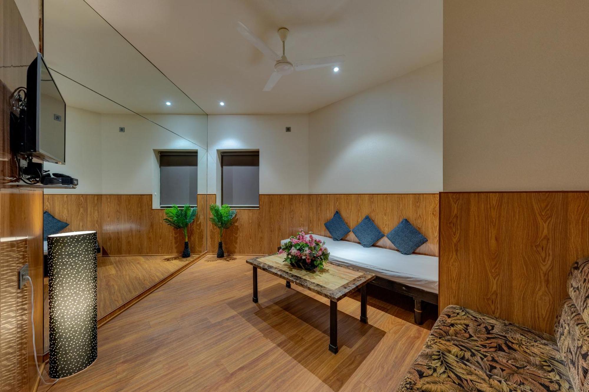 Hotel Surya Executive 3 Star Hotel Solāpur Exterior foto