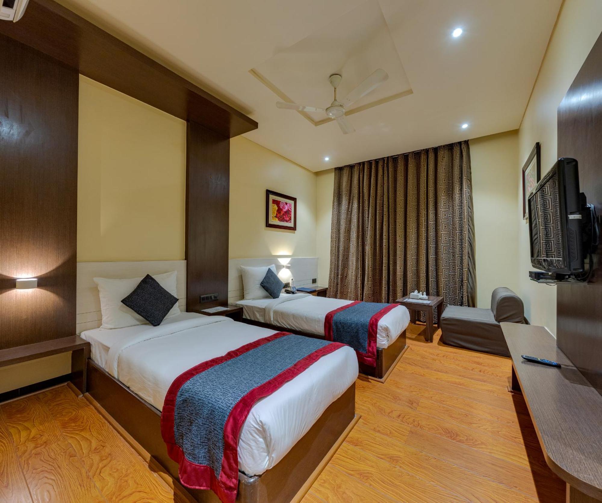 Hotel Surya Executive 3 Star Hotel Solāpur Exterior foto
