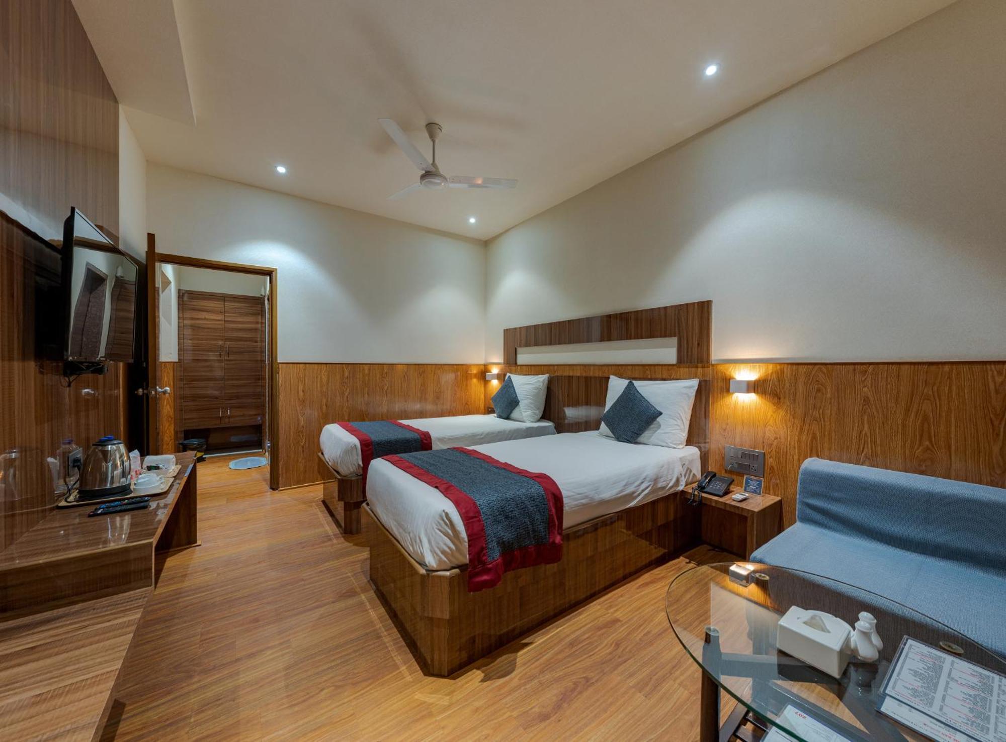 Hotel Surya Executive 3 Star Hotel Solāpur Exterior foto