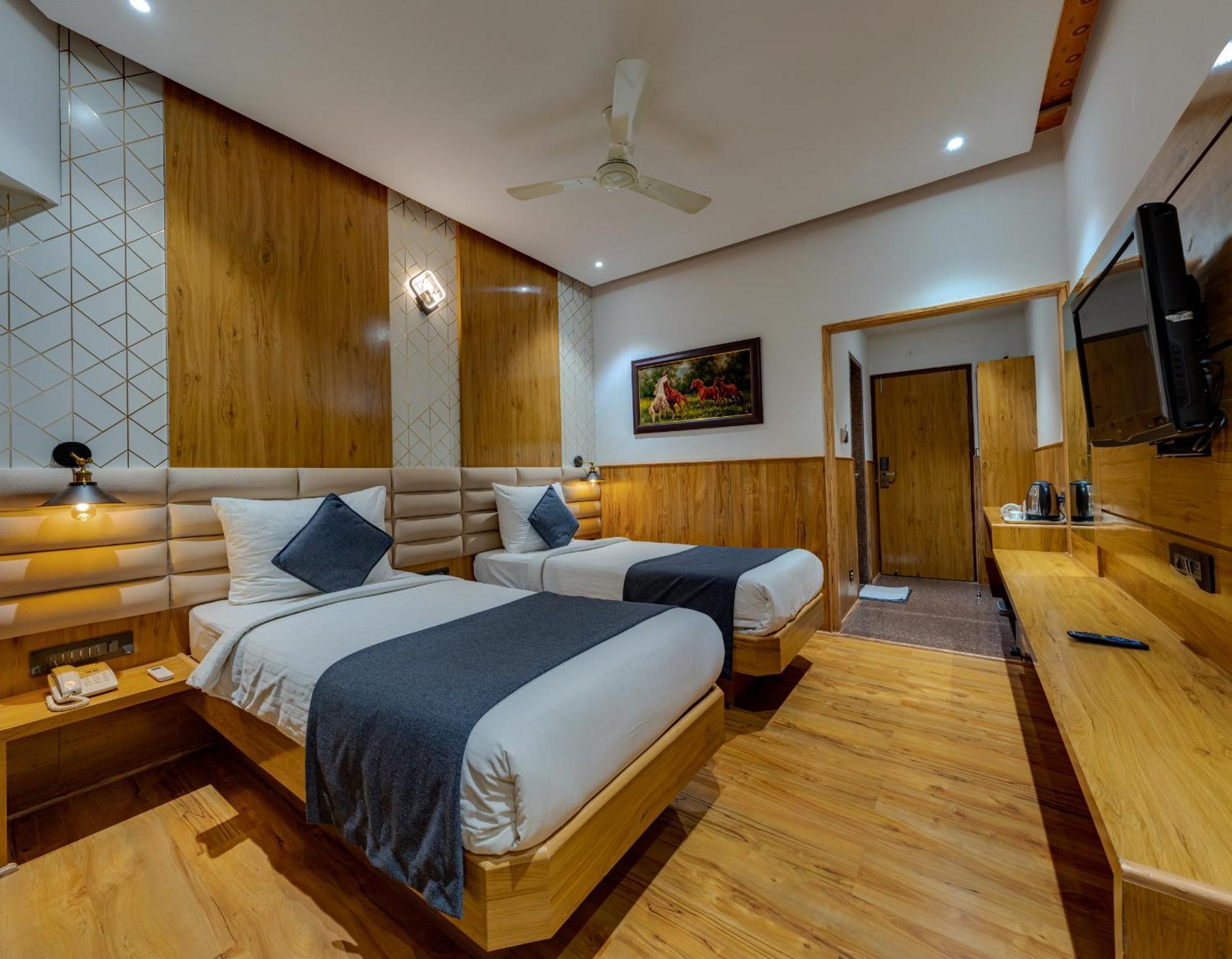 Hotel Surya Executive 3 Star Hotel Solāpur Exterior foto