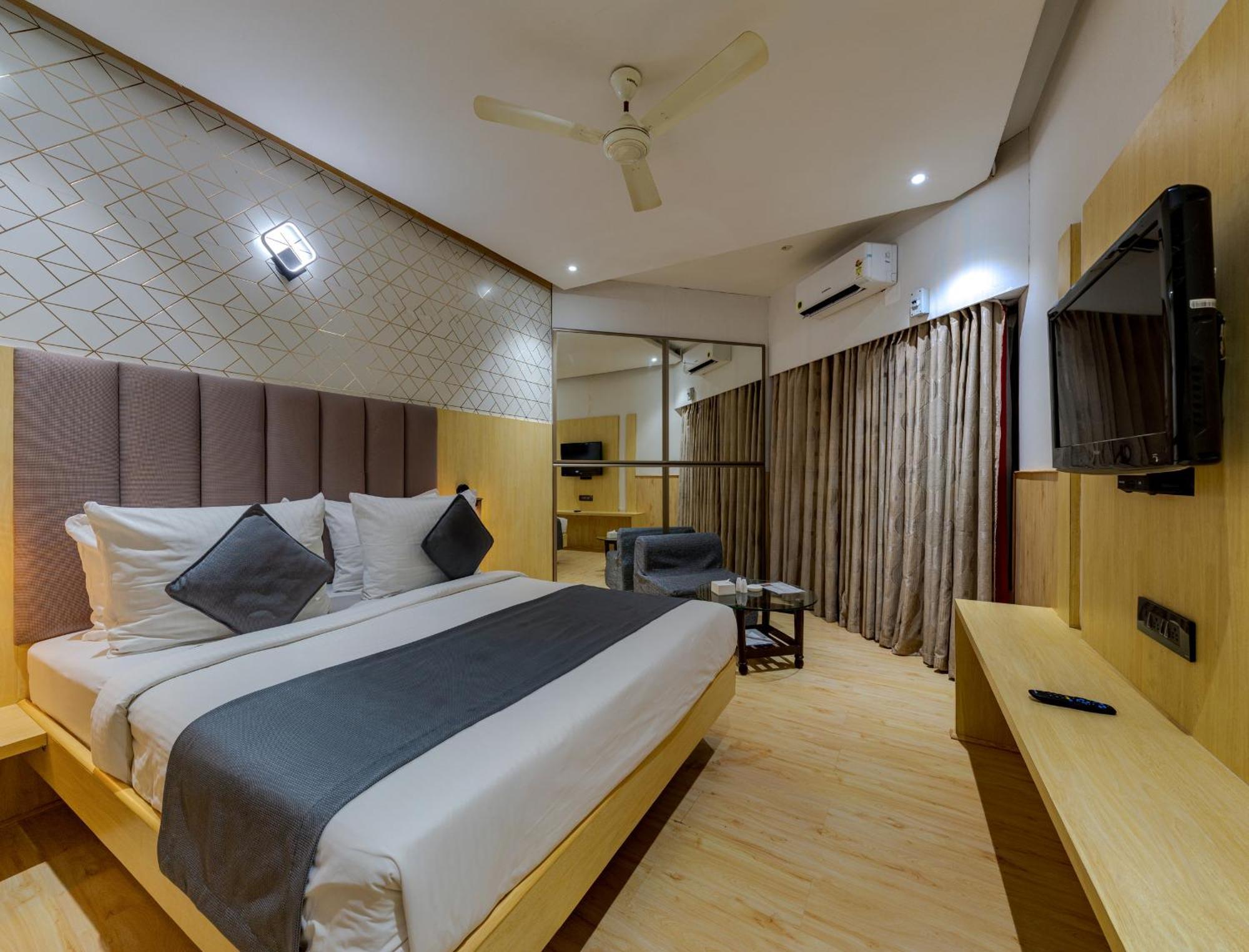 Hotel Surya Executive 3 Star Hotel Solāpur Exterior foto